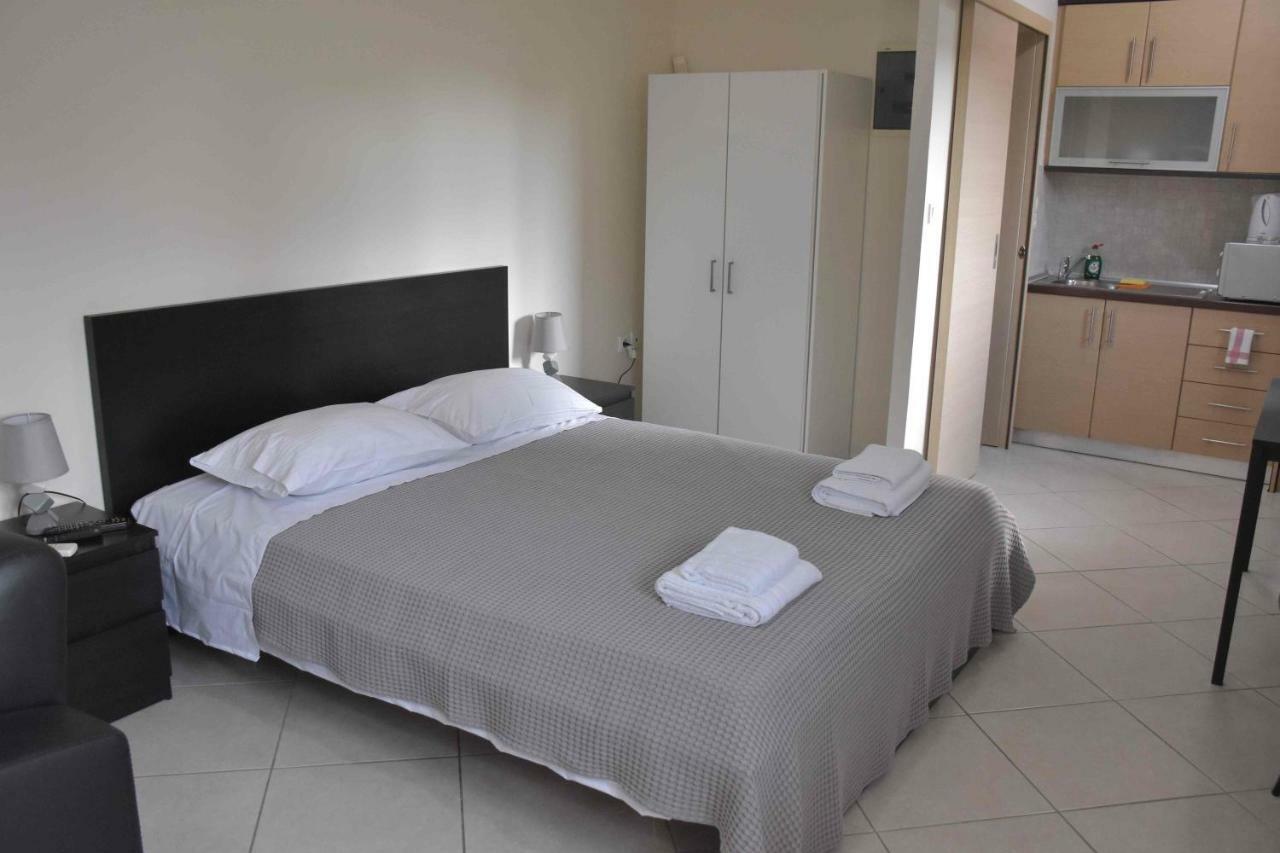 Markópoulon Avr Airport Deluxe Suites 4 מראה חיצוני תמונה